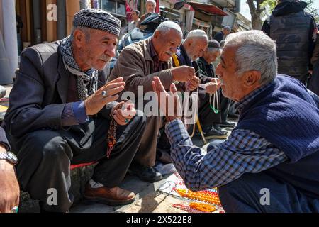 Sanandaj, Iran - 13. April 2024: Männer verkaufen misbaha, Gebetskerlen, auf dem Großen Basar von Sanandaj in Kurdistan, Iran. Stockfoto