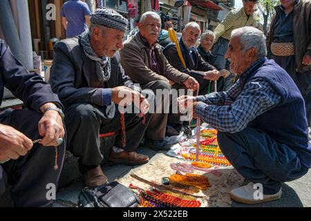 Sanandaj, Iran - 13. April 2024: Männer verkaufen misbaha, Gebetskerlen, auf dem Großen Basar von Sanandaj in Kurdistan, Iran. Stockfoto