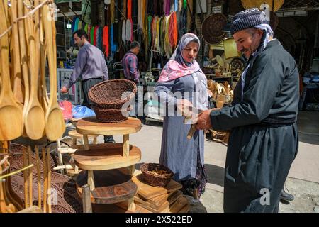 Sanandaj, Iran - 13. April 2024: Ein paar Shopping für Kunsthandwerk auf dem Großen Basar von Sanandaj in Kurdistan, Iran. Stockfoto