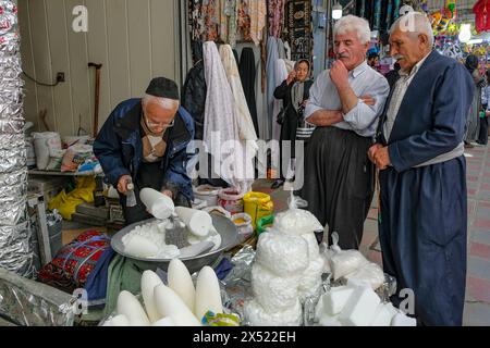 Sanandaj, Iran - 13. April 2024: Zwei Männer kaufen Zucker auf dem Großen Basar von Sanandaj in Kurdistan, Iran. Stockfoto