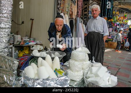 Sanandaj, Iran - 13. April 2024: Ein Mann kaufte Zucker auf dem Großen Basar von Sanandaj in Kurdistan. Stockfoto