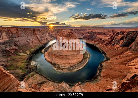 Das fantastische Panorama des Horseshoe Bend in Page Arizona zeigt die rosa Inversionsschicht und die dramatische Hufeisenform, aus der der Colorado River fließt. Stockfoto