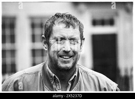 JOHN NETTLES, BATH, 1994: Schauspieler John Nettles, der am 20. August 1994 sein Theaterstück The Provok'd Wife im Theatre Royal in Bath, England, vorstellte. Dies war eine brachliegende Phase in seiner Karriere zwischen den Morden von Bergerac und Midsomer. Bild: Rob Watkins. INFO: John Nettles, ein britischer Schauspieler, der am 11. Oktober 1943 in St Austell in Cornwall geboren wurde, erlangte durch seine Rollen in Fernsehdramen wie „Bergerac“ und „Midsomer Murders“ Bekanntheit. Seine vielseitigen Auftritte und seine kommandierende Präsenz haben ihn zu einer beliebten Figur im britischen Fernsehen gemacht. Stockfoto