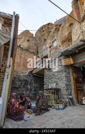 Kandovan, Iran - 22. April 2024: Frauen trinken Tee im Dorf Kandovan in der Provinz Ostaserbaidschan, Iran. Stockfoto