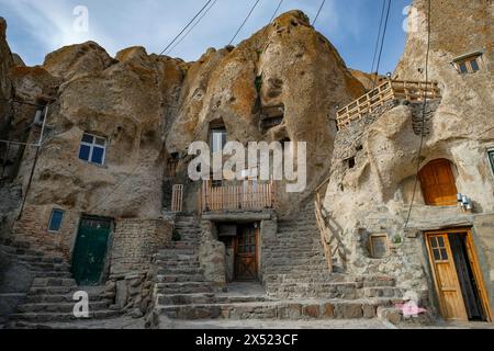 Kandovan, Iran - 22. April 2024: Blick auf das Dorf Kandovan, ein altes Dorf im ländlichen Bezirk Sahand in der Provinz Ostaserbaidschan, Iran. Stockfoto