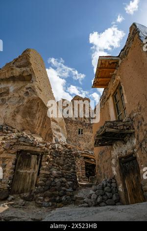 Kandovan, Iran - 22. April 2024: Blick auf das Dorf Kandovan, ein altes Dorf im ländlichen Bezirk Sahand in der Provinz Ostaserbaidschan, Iran. Stockfoto