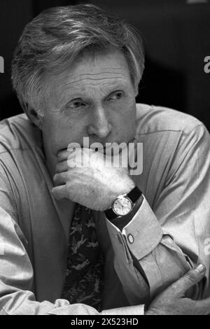 DAVID DIMBLEBY, BACKSTAGE, FRAGESTUNDE, 1994: Ein Portriat des Fernsehmoderators und Nachrichtenmoderators David Dimbleby, kurz nachdem er die Rolle des neuen Moderators der Fragestunde hinter der Bühne übernahm, nachdem er am 17. März 1994 in den ITV Studios, Culverhouse Cross in Cardiff, Wales, Großbritannien, auftrat. Foto: Rob Watkins. Stockfoto