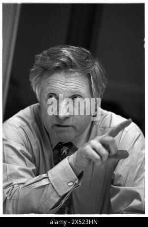 DAVID DIMBLEBY, BACKSTAGE, FRAGESTUNDE, 1994: Ein Portriat des Fernsehmoderators und Nachrichtenmoderators David Dimbleby, kurz nachdem er die Rolle des neuen Moderators der Fragestunde hinter der Bühne übernahm, nachdem er am 17. März 1994 in den ITV Studios, Culverhouse Cross in Cardiff, Wales, Großbritannien, auftrat. Foto: Rob Watkins. Stockfoto