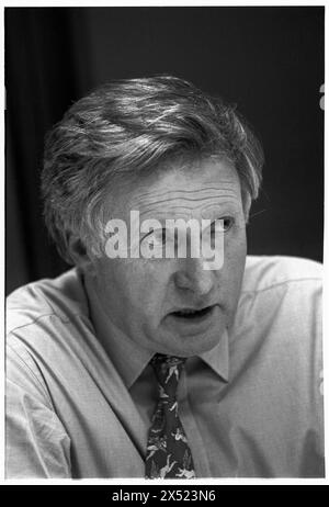 DAVID DIMBLEBY, BACKSTAGE, FRAGESTUNDE, 1994: Ein Portriat des Fernsehmoderators und Nachrichtenmoderators David Dimbleby, kurz nachdem er die Rolle des neuen Moderators der Fragestunde hinter der Bühne übernahm, nachdem er am 17. März 1994 in den ITV Studios, Culverhouse Cross in Cardiff, Wales, Großbritannien, auftrat. Foto: Rob Watkins. Stockfoto