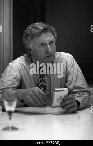 DAVID DIMBLEBY, BACKSTAGE, FRAGESTUNDE, 1994: ein Portriat des TV-Moderators und Nachrichtensprechers David Dimbleby mit Champagner und einer Schachtel Zigarren, kurz nachdem er nach der Show in den ITV Studios, Culverhouse Cross in Cardiff, Wales, Großbritannien am 17. März 1994 als neuer Moderator der Fragestunde hinter der Bühne übernahm. Foto: Rob Watkins. Stockfoto