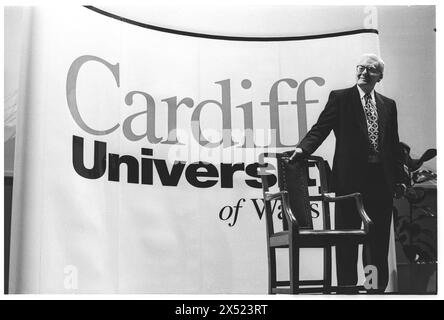 PETER SCHAFFER, DRAMATIKER, 1995: Dramatiker und Drehbuchautor Peter Shaffer hält am 17. Oktober 1995 einen Vortrag an der Cardiff University, Cardiff, Wales. Foto: Rob Watkins. INFO: Peter Shaffer, ein britischer Dramatiker, geboren am 15. Mai 1926 in Liverpool, England, wird für Werke wie Equus und Amadeus gefeiert. Seine meisterhafte Geschichte, seine reichen Charakterisierungen und die Erforschung psychologischer Themen haben ihm während seiner illustren Karriere kritisch Anerkennung und zahlreiche Auszeichnungen eingebracht. Stockfoto