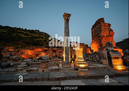 Ruinen der antiken Stadt Ephesus, Izmir, Türkei bei Nacht Stockfoto