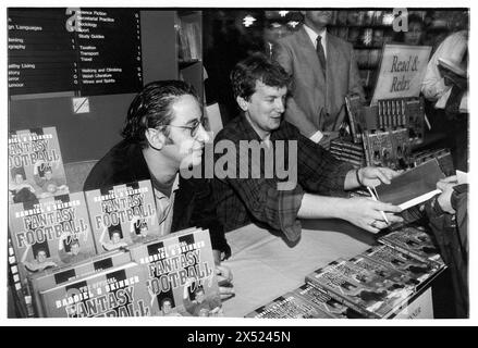 DAVID BADDIEL, FRANK SKINNER, FANTASY FOOTBALL, 1995: David Baddiel und Frank Skinner unterzeichnen Kopien ihres neuen Buches Baddiel and Skinner's Fantasy Football Diary am 6. Oktober 1995 im Cardiff Waterstone's, Wales, UK. Foto: Rob Watkins. INFO: Baddiel and Skinner's Fantasy Football, eine britische Fernsehsendung, die in den späten 90er und frühen 2000er Jahren ausgestrahlt wurde, kombinierte Humor und Fußball-Analyse. Das von den Comedians David Baddiel und Frank Skinner moderierte Festival wurde zu einem kulturellen Phänomen, das Fantasy-Fußball populär machte und das Publikum mit seinem respektlosen Charme verzaubert. Stockfoto