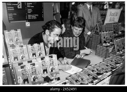 DAVID BADDIEL, FRANK SKINNER, FANTASY FOOTBALL, 1995: David Baddiel und Frank Skinner unterzeichnen Kopien ihres neuen Buches Baddiel and Skinner's Fantasy Football Diary am 6. Oktober 1995 im Cardiff Waterstone's, Wales, UK. Foto: Rob Watkins. INFO: Baddiel and Skinner's Fantasy Football, eine britische Fernsehsendung, die in den späten 90er und frühen 2000er Jahren ausgestrahlt wurde, kombinierte Humor und Fußball-Analyse. Das von den Comedians David Baddiel und Frank Skinner moderierte Festival wurde zu einem kulturellen Phänomen, das Fantasy-Fußball populär machte und das Publikum mit seinem respektlosen Charme verzaubert. Stockfoto