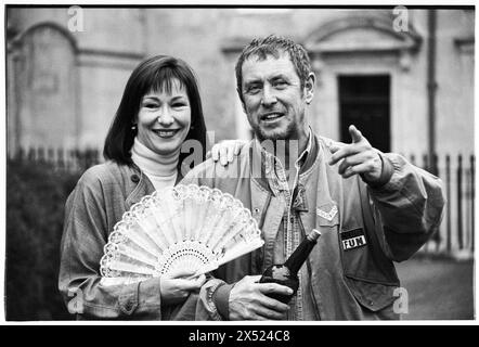 JOHN NETTLES, KATE O’TOOLE, BATH, 1994: Die Schauspieler John Nettles und Kate O’Toole promoten am 20. August 1994 im Theatre Royal in Bath, England. Dies war eine brachliegende Phase in seiner Karriere zwischen den Morden von Bergerac und Midsomer. Bild: Rob Watkins. INFO: John Nettles, ein britischer Schauspieler, der am 11. Oktober 1943 in St Austell in Cornwall geboren wurde, erlangte durch seine Rollen in Fernsehdramen wie „Bergerac“ und „Midsomer Murders“ Bekanntheit. Seine vielseitigen Auftritte und seine kommandierende Präsenz haben ihn zu einer beliebten Figur im britischen Fernsehen gemacht. Stockfoto