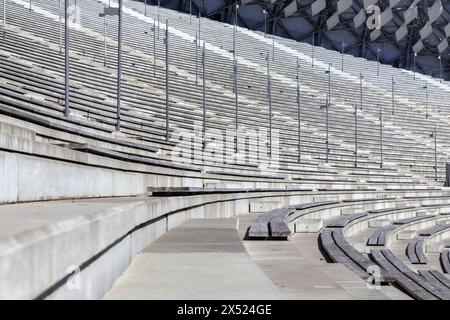 Holzsitze auf einer Bühne im Freien oder in einem Stadion in einem Stadion Stockfoto