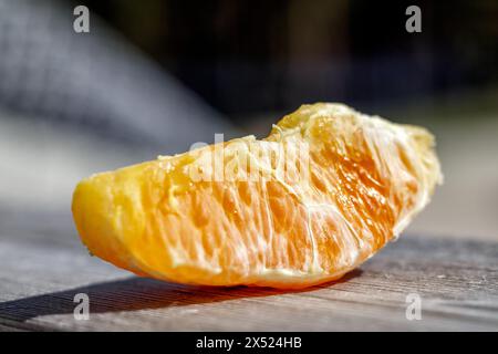 Orangefarbene Schicht auf dem Tisch Stockfoto
