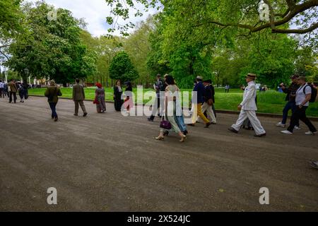 London, UK, 5. Mai 2024, der 4. Grand Flaneur Walk fand am Sonntag, 5. Mai 2024 statt und begann mittags mit der Statue von Beau Brummell in der Jermyn Street, London W1. Der Grand Flaneur Walk zelebriert das reine, das unveränderliche und das sinnlose, und er wird von den mutigen, den abenteuerlichen und den Betrunkenen eingenommen. Der Spaziergang führte durch Green Park in Richtung Hyde Park Corner., Andrew Lalchan Photography/Alamy Live News Stockfoto