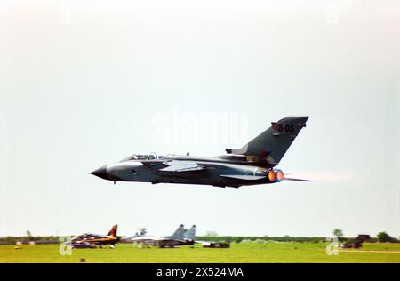 RAF Panavia Tornado GR1 der TTTE - Tri-National Tornado Training Establishment. TTTE war eine multinationale Flugeinheit mit Sitz in der RAF Cottesmore in Rutland von 1981 bis 1999. Sie absolvierte ein Training auf dem Panavia Tornado für die Royal Air Force (RAF), die deutsche Luftwaffe und die Marineflieger sowie die italienische Luftwaffe. Zunächst erhielten die Piloten vier Wochen Training am Boden, gefolgt von neun Wochen in der Luft. Jedes Land stellte einige Jets für die Einheit bereit. Die Flugzeuge wurden in Deutschland 23, im Vereinigten Königreich 19 und in Italien 6 eingesetzt. Die Flugausbildung begann am 5. Januar 1981. Stockfoto