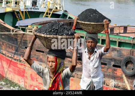 Arbeiter transpoertieren Kohle in Dhaka Arbeiter entladen Kohle von einem Frachtschiff auf dem Turag River in Dhaka, Bangladesch, am 06. Mai 2024. Dhaka Dhaka Bezirk Bangladesch Copyright: XHabiburxRahmanx Stockfoto