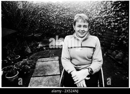 DAME TANNI GREY THOMPSON, PORTRAIT, CARDIFF, 2001: Paralympische Legende Dame Tanni Grey-Thompson, fotografiert im Garten ihrer Eltern in Whitchurch, Cardiff, 17. März 2001. Dame – jetzt Baroness – Tanni gewann 16 paralymische Medaillen, darunter 11 Goldmedaillen. Bild: ROB WATKINS Stockfoto