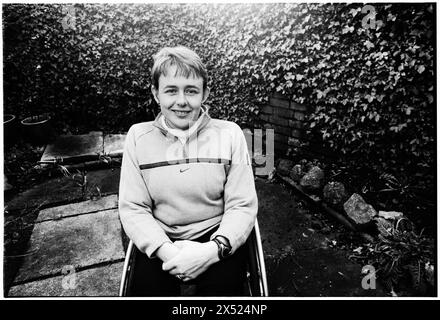 DAME TANNI GREY THOMPSON, PORTRAIT, CARDIFF, 2001: Paralympische Legende Dame Tanni Grey-Thompson, fotografiert im Garten ihrer Eltern in Whitchurch, Cardiff, 17. März 2001. Dame – jetzt Baroness – Tanni gewann 16 paralymische Medaillen, darunter 11 Goldmedaillen. Bild: ROB WATKINS Stockfoto