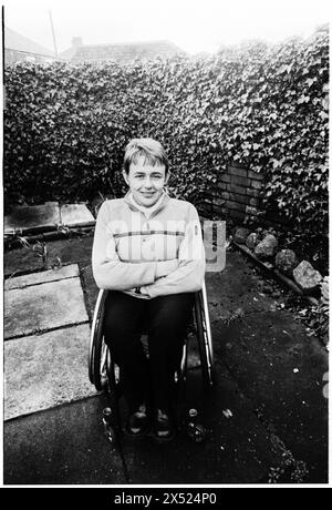 DAME TANNI GREY THOMPSON, PORTRAIT, CARDIFF, 2001: Paralympische Legende Dame Tanni Grey-Thompson, fotografiert im Garten ihrer Eltern in Whitchurch, Cardiff, 17. März 2001. Dame – jetzt Baroness – Tanni gewann 16 paralymische Medaillen, darunter 11 Goldmedaillen. Bild: ROB WATKINS Stockfoto