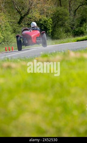Oldtimer mit offenem Oberteil, die bei den V.S.C.C. Curborough Speed Trials, dem Curborough Sprint Course, Lichfield, England, Großbritannien, antreten. Stockfoto