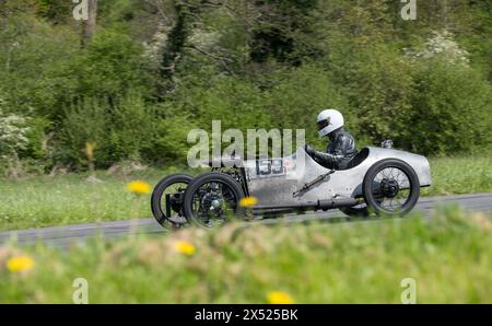 Oldtimer mit offenem Oberteil, die bei den V.S.C.C. Curborough Speed Trials, dem Curborough Sprint Course, Lichfield, England, Großbritannien, antreten. Stockfoto