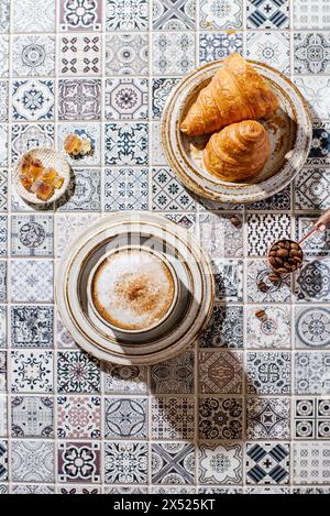 Cappuccino mit Croissant auf dem Tisch. Hochwertige Fotos Stockfoto