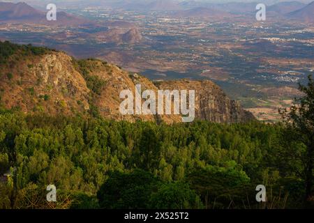 Malerischer Blick auf die Landschaft der Ebenen und der Stadt salem von einem Pagode Punkt in Yercaud, Tamil Nadu Stockfoto