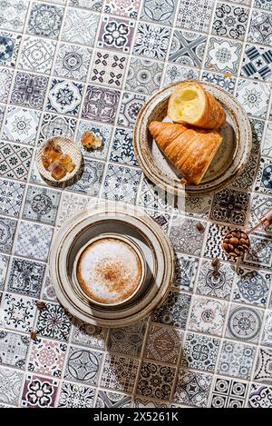 Cappuccino mit Croissant auf dem Tisch. Hochwertige Fotos Stockfoto