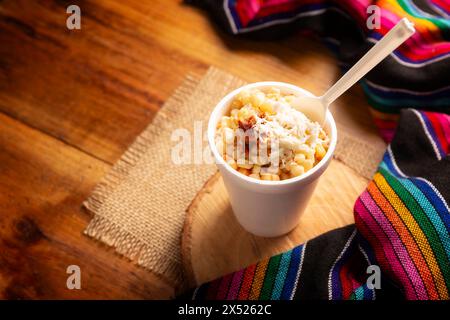 Esquites. Maiskerne gekocht und serviert mit Mayo, Sauerrahm, Zitronen- und Chilipulver, sehr populäres Street Food in Mexiko, auch bekannt als Elote en Vas Stockfoto