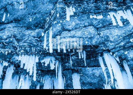 Winter-Wasserfall in Eiszapfen gefroren. Atemberaubende gefrorene Eiszapfen hängen von felsigen Bergklippen. Jagala, Estland. Stockfoto