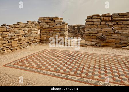 Mosaik Boden in den Ruinen der antiken Stadt von Delos, Insel Delos, Cyclades, Ägäis, Griechenland Stockfoto