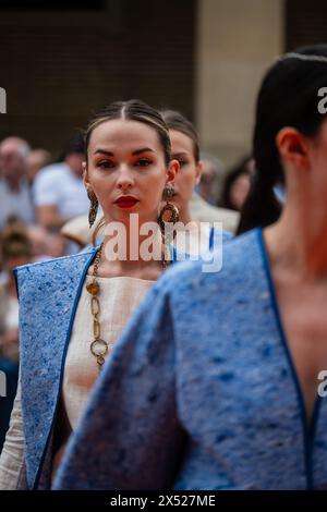 Modeschauen auf der Plaza del Pilar für Nachhaltigkeit und Innovation, junge Designer und aragonesische Marken während der Aragon Fashion Week 2024, Saragossa, Stockfoto