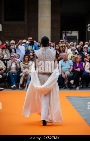 Modeschauen auf der Plaza del Pilar für Nachhaltigkeit und Innovation, junge Designer und aragonesische Marken während der Aragon Fashion Week 2024, Saragossa, Stockfoto