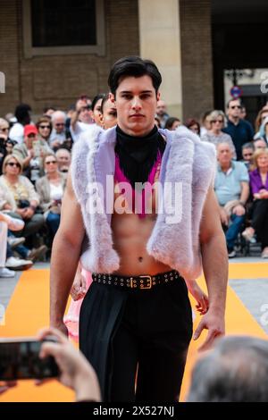 Modeschauen auf der Plaza del Pilar für Nachhaltigkeit und Innovation, junge Designer und aragonesische Marken während der Aragon Fashion Week 2024, Saragossa, Stockfoto