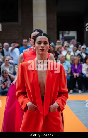 Modeschauen auf der Plaza del Pilar für Nachhaltigkeit und Innovation, junge Designer und aragonesische Marken während der Aragon Fashion Week 2024, Saragossa, Stockfoto