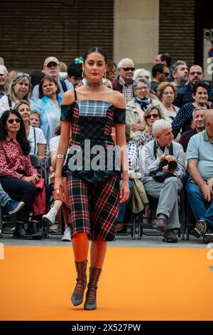 Modeschauen auf der Plaza del Pilar für Nachhaltigkeit und Innovation, junge Designer und aragonesische Marken während der Aragon Fashion Week 2024, Saragossa, Stockfoto