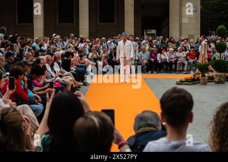 Modeschauen auf der Plaza del Pilar für Nachhaltigkeit und Innovation, junge Designer und aragonesische Marken während der Aragon Fashion Week 2024, Saragossa, Stockfoto