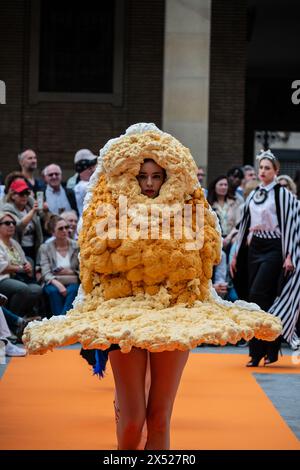 Modeschauen auf der Plaza del Pilar für Nachhaltigkeit und Innovation, junge Designer und aragonesische Marken während der Aragon Fashion Week 2024, Saragossa, Stockfoto