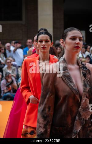 Modeschauen auf der Plaza del Pilar für Nachhaltigkeit und Innovation, junge Designer und aragonesische Marken während der Aragon Fashion Week 2024, Saragossa, Stockfoto