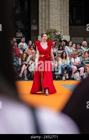 Modeschauen auf der Plaza del Pilar für Nachhaltigkeit und Innovation, junge Designer und aragonesische Marken während der Aragon Fashion Week 2024, Saragossa, Stockfoto