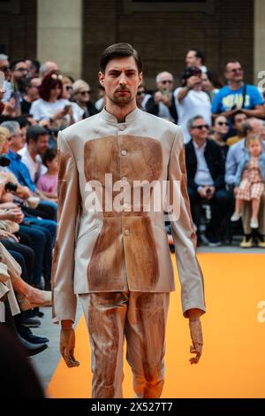 Modeschauen auf der Plaza del Pilar für Nachhaltigkeit und Innovation, junge Designer und aragonesische Marken während der Aragon Fashion Week 2024, Saragossa, Stockfoto