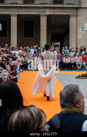 Modeschauen auf der Plaza del Pilar für Nachhaltigkeit und Innovation, junge Designer und aragonesische Marken während der Aragon Fashion Week 2024, Saragossa, Stockfoto