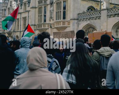 Junge, der in die Kamera schaut in Palästina Proteste - Cambridge, Großbritannien Stockfoto