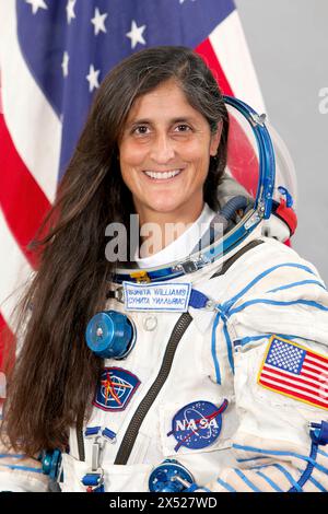 Zvyozdny Gorodok, Russland. August 2011. NASA-Astronaut Suni Williams, Mitglied der Expedition 30, offizielles Porträt in ihrem russischen Sokol-Start- und Einstiegsanzug im Juri Gagarin Cosmonaut-Trainingszentrum in Star City, 15. August 2011, in Zwyozdny Gorodok, Oblast Moskau, Russland. Quelle: GCTC/NASA Photo/Alamy Live News Stockfoto