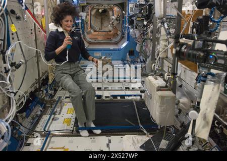 Internationale Raumstation, Erdumlaufbahn. Oktober 2012. NASA-Astronautin Sunita Williams, Kommandeurin der Expedition 33, spricht über ein Mikrofon im Destiny-Labor der Internationalen Raumstation am 19. Oktober 2012 in der Erdumlaufbahn. Quelle: Asronaut bereitgestellt/NASA Photo/Alamy Live News Stockfoto