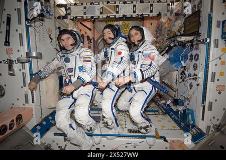 Internationale Raumstation, Erdumlaufbahn. November 2012. Die Besatzungsmitglieder der Expedition 33 posieren zusammen in ihren russischen Sokol-Wiedereintrittsanzügen im Unity-Knoten der Internationalen Raumstation am 7. November 2012 in der Erdumlaufbahn. Von links: Roscosmos-Kosmonaut Juri Malenchenko, JAXA-Astronaut Akihiko Hoshide und NASA-Astronautin Sunita Williams. Quelle: Asronaut bereitgestellt/NASA Photo/Alamy Live News Stockfoto